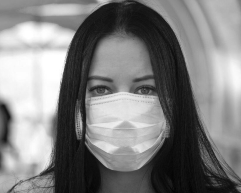 Women wearing mask on her face