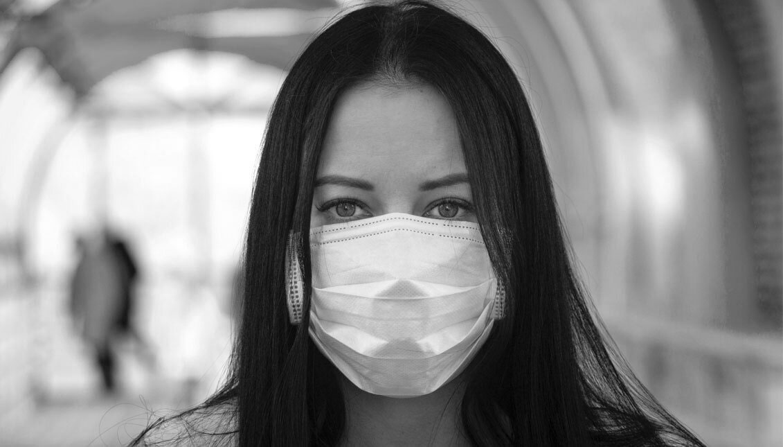 Women wearing mask on her face